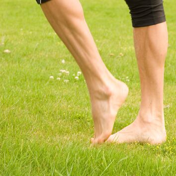 nackte Füße im Gras