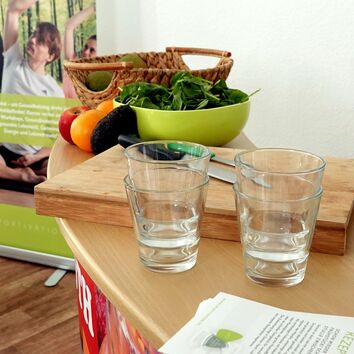 Gläser und Obst auf einer Theke